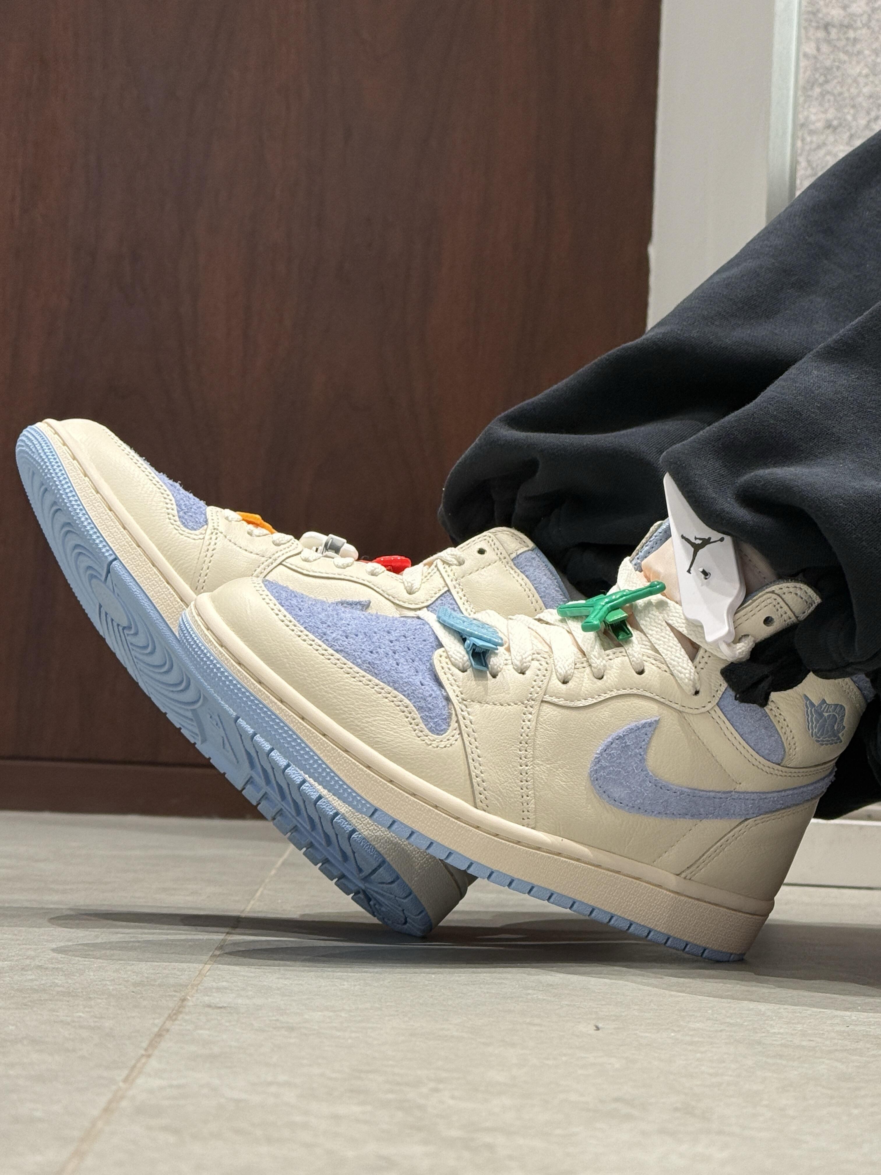 是谁的鞋子这么可爱啊!真的没人能拒绝这双自带发夹的AJ1!奶fufu的米白鞋面,搭配软乎乎的浅
